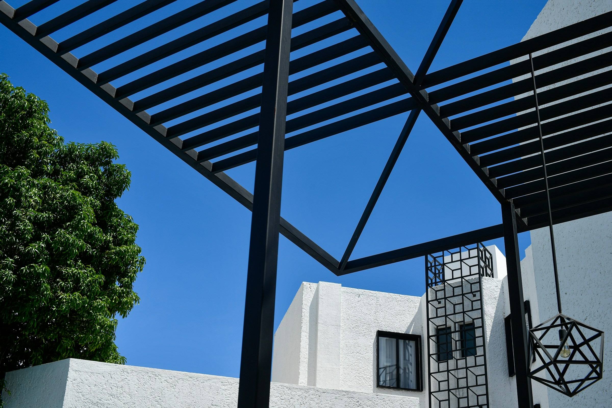Pergola métallique sur une terrasse
